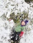 Glücklicher Junge beim Spielen im Schnee — Stockfoto