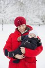 Feliz mujer llevando bebé niño - foto de stock