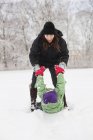 Mãe e filho brincando no campo de neve — Fotografia de Stock