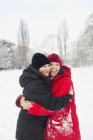 Donna abbracciare amico — Foto stock
