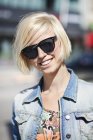 Woman wearing sunglasses in city — Stock Photo