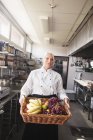 Chef che trasporta frutta cesto di vimini — Foto stock