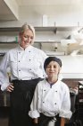 Chef donna guardando ragazzo — Foto stock