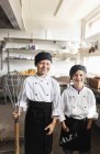 Meninos felizes vestindo brancos do chef — Fotografia de Stock