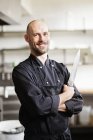 Confiado chef varón sosteniendo cuchillo - foto de stock