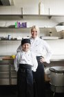 Жіночий шеф-кухар і син — стокове фото