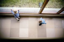 Meninas jogando pela janela — Fotografia de Stock