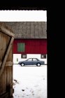 Автомобіль і будинок видно через дверний проріз — стокове фото