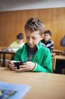 Хлопчик використовує мобільний телефон — стокове фото