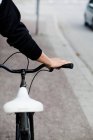 Рука тримає велосипед у місті — стокове фото