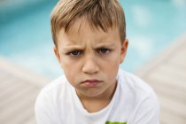 Сердитий хлопчик проти басейну — стокове фото