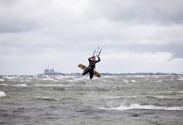 Mulher kiteboarding sobre o mar — Fotografia de Stock