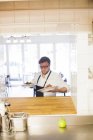 Chef tenant des plats — Photo de stock