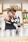 Chef vertiendo vino tinto - foto de stock