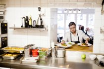 Chef azienda che serve piatti — Foto stock