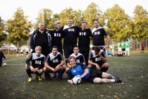 Squadra di calcio felice in campo — Foto stock
