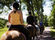 Gens équitation équitation — Photo de stock