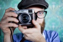 Homem fotografando através da câmera — Fotografia de Stock