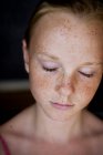 Retrato de menina com sardas e olhos fechados — Fotografia de Stock