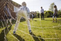 Famiglia giocare a calcio in cortile nella giornata di sole — Foto stock