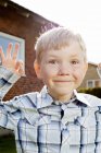 Retrato de menino mostrando sinal ok no quintal e fazendo cara engraçada — Fotografia de Stock
