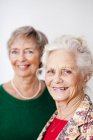 Lächelnde Seniorinnen — Stockfoto