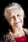 Ritratto di donna anziana felice — Foto stock