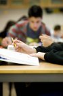 Hände mit Buch am Tisch — Stockfoto