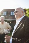 Mann hält Weinglas im Hinterhof — Stockfoto