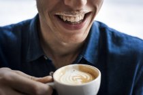 Uomo con cappuccino — Foto stock