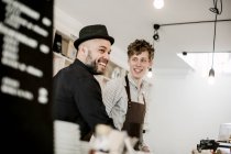 Baristi che lavorano in caffetteria — Foto stock