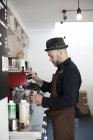 Meados barista adulto preparar café — Fotografia de Stock