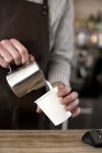 Barista preparação cappuccino — Fotografia de Stock
