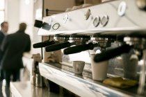 Máquina de café expresso em café — Fotografia de Stock