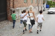 Donna che cammina con figli — Foto stock