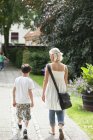 Junge geht mit Mutter spazieren — Stockfoto