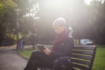 Woman sitting on bench — Stock Photo