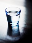 Bicchiere d'acqua sul tavolo — Foto stock