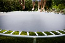 Menschen springen auf Trampolin — Stockfoto