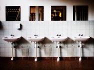 Fregaderos en el baño público - foto de stock