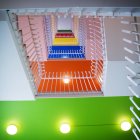 Перила в разноцветном здании — стоковое фото