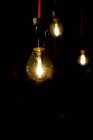 Лампочки против черного — стоковое фото