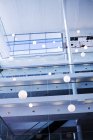 Luces colgantes colgando en edificio moderno - foto de stock
