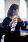 Donna che suona il flauto — Foto stock
