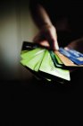 Mãos segurando vários cartões de crédito — Fotografia de Stock