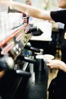 Жіночий бариста робить каву — стокове фото