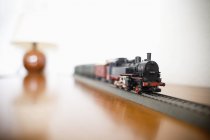 Игрушечный поезд на столе — стоковое фото