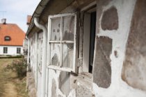 Finestra aperta su edificio abbandonato — Foto stock
