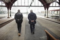 Hommes marchant sur la gare — Photo de stock