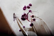 Manchas de vino con vidrio - foto de stock